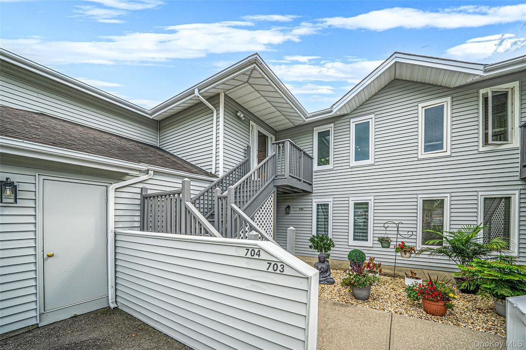 704 Fenway Road, Saint James, NY 11780