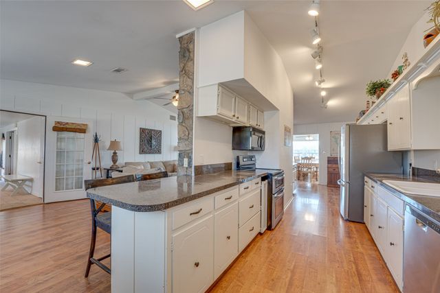 113 Crestwood Circle, Enchanted Oaks, TX 75156