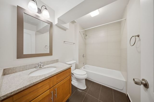 8242 Latrobe Avenue, Burbank, IL 60459