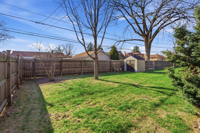 8242 Latrobe Avenue, Burbank, IL 60459