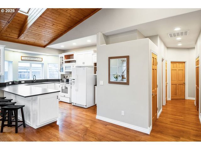 813 HOWARD JORDAN Loop, Dayton, OR 97114