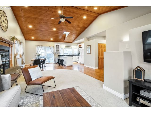 813 HOWARD JORDAN Loop, Dayton, OR 97114