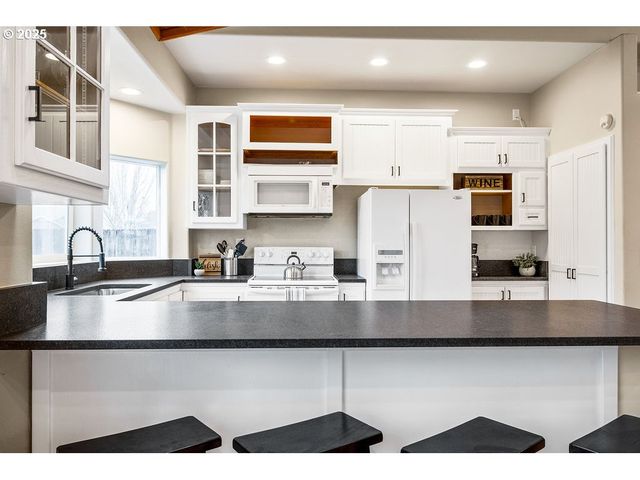 813 HOWARD JORDAN Loop, Dayton, OR 97114