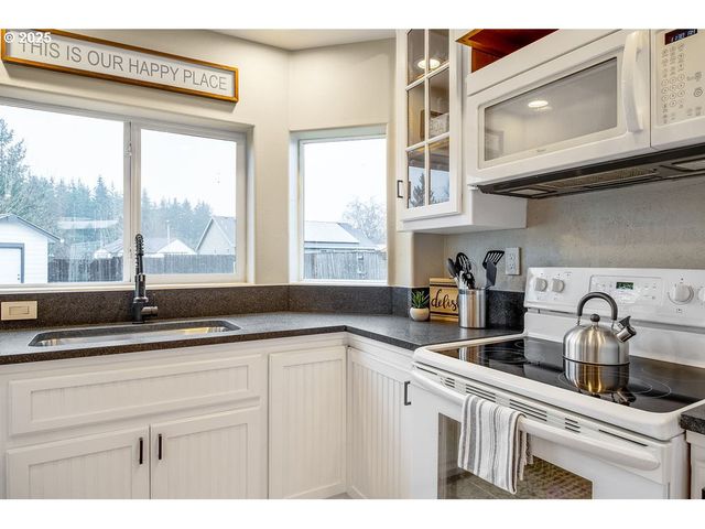 813 HOWARD JORDAN Loop, Dayton, OR 97114