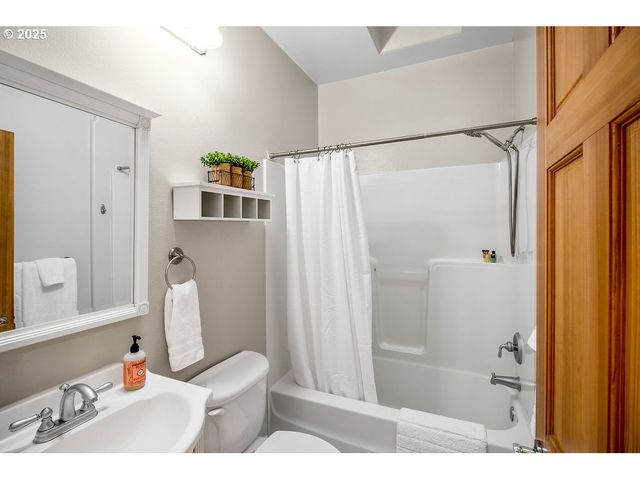 813 HOWARD JORDAN Loop, Dayton, OR 97114