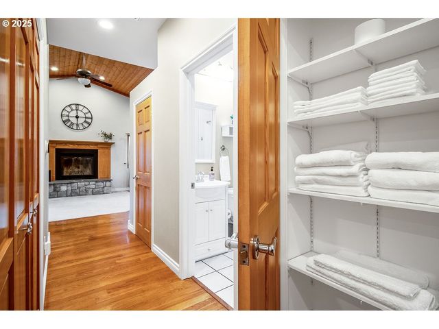 813 HOWARD JORDAN Loop, Dayton, OR 97114