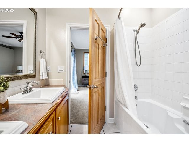 813 HOWARD JORDAN Loop, Dayton, OR 97114