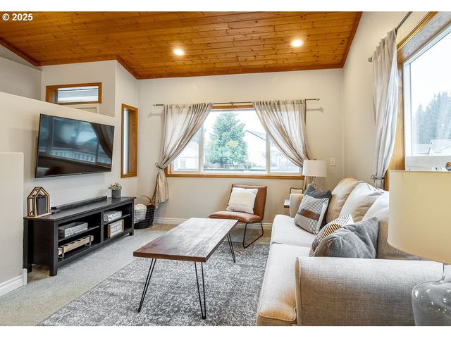 813 HOWARD JORDAN Loop, Dayton, OR 97114