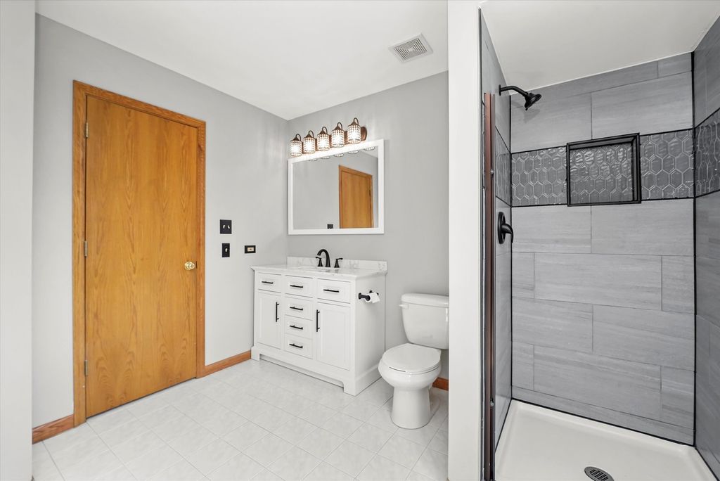 Image 30 of property listing at 16620 Pear Avenue, Orland Park, IL 60467