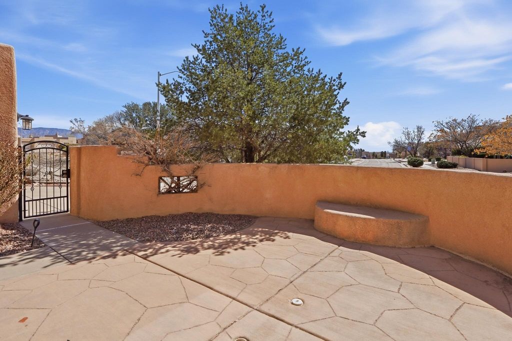 Image 3 of property listing at 4419 Campo De Maiz Road NW, Albuquerque, NM 87114