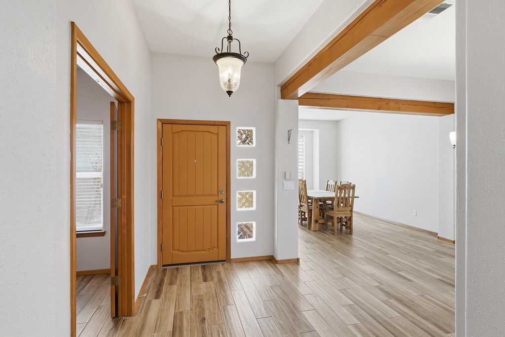 Image 4 of property listing at 4419 Campo De Maiz Road NW, Albuquerque, NM 87114