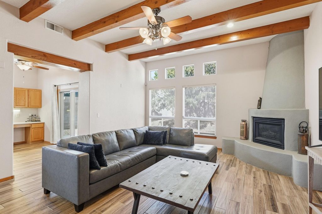 Image 6 of property listing at 4419 Campo De Maiz Road NW, Albuquerque, NM 87114