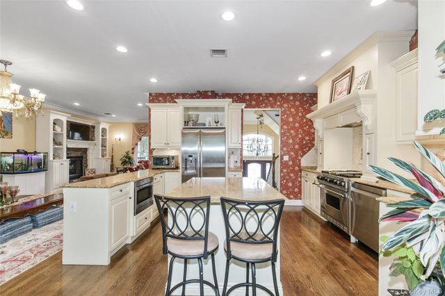 3 Saint Lawrence Place, Jericho, NY 11753