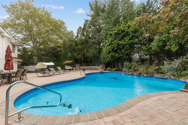 3 Saint Lawrence Place, Jericho, NY 11753