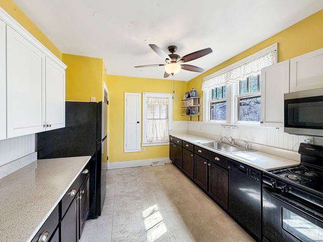 405 N Apple Avenue, Freeport, IL 61032