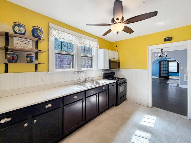 405 N Apple Avenue, Freeport, IL 61032