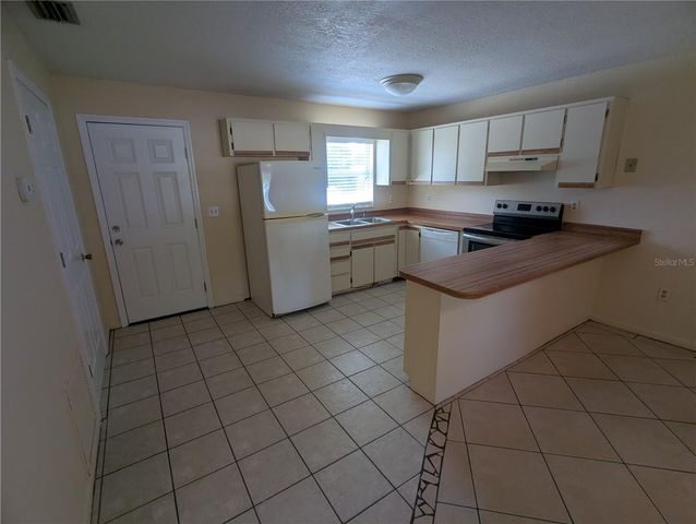 824 N SAINT CLAIR ABRAMS AVENUE, Tavares, FL 32778