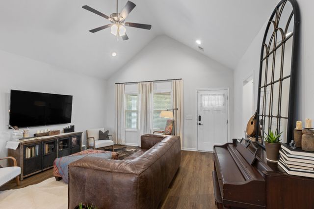 2243 Lambert Dr, Westmoreland, TN 37186