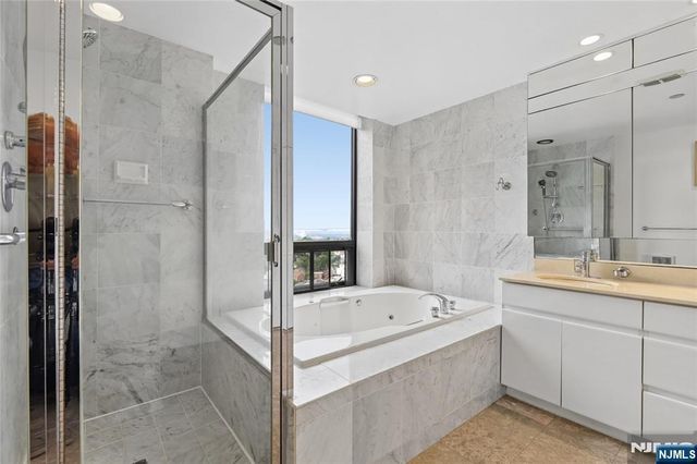 900 Palisade Avenue 20A, Fort Lee, NJ 07024