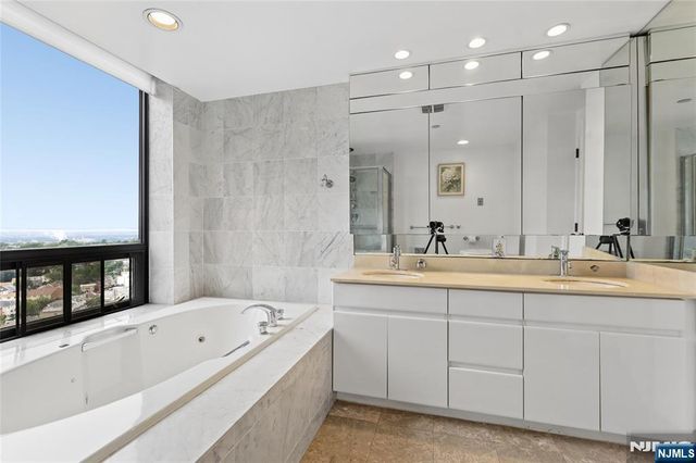 900 Palisade Avenue 20A, Fort Lee, NJ 07024