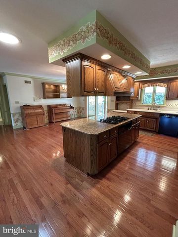 49 HILLSIDE RD, Hanover, PA 17331