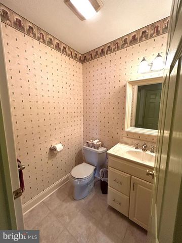 49 HILLSIDE RD, Hanover, PA 17331