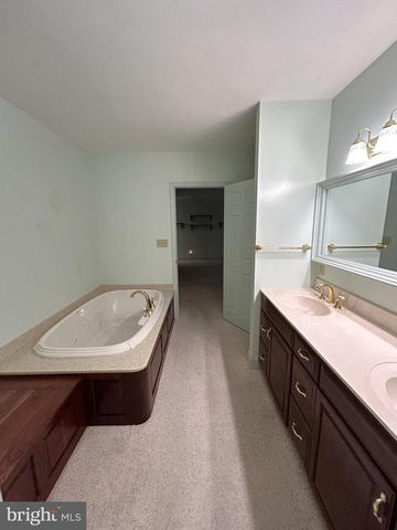 49 HILLSIDE RD, Hanover, PA 17331