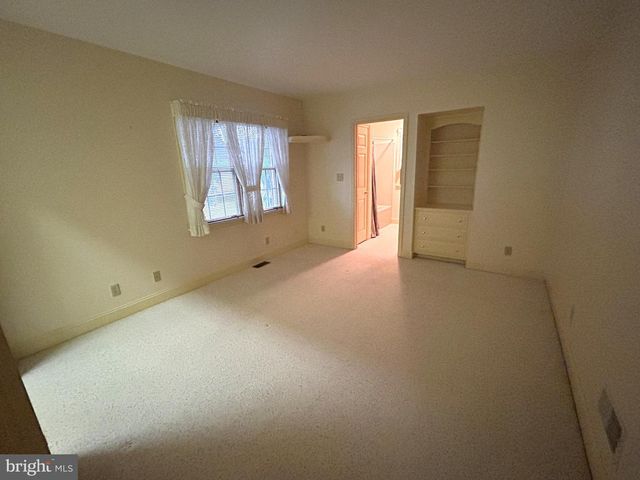 49 HILLSIDE RD, Hanover, PA 17331