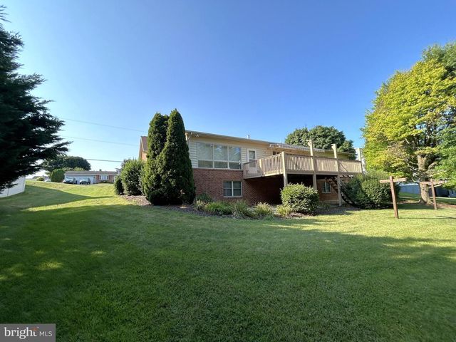 49 HILLSIDE RD, Hanover, PA 17331
