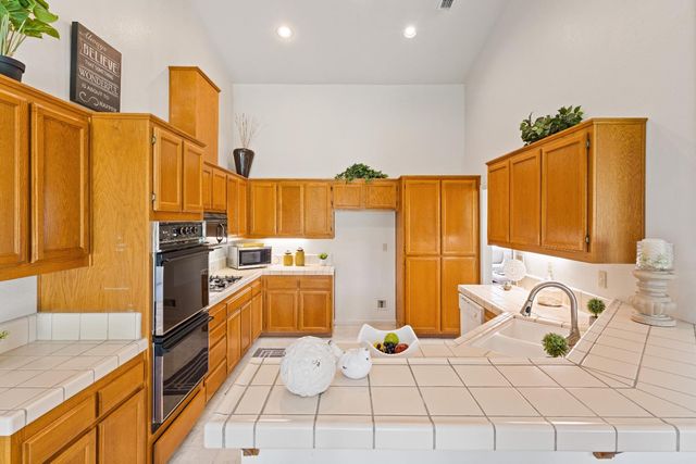 5838 Devon Dr, Rocklin, CA 95765