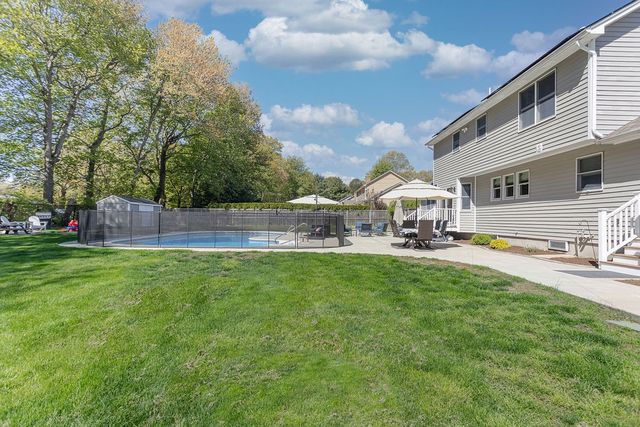 10 Split Creek Court, Cranston, RI 02921