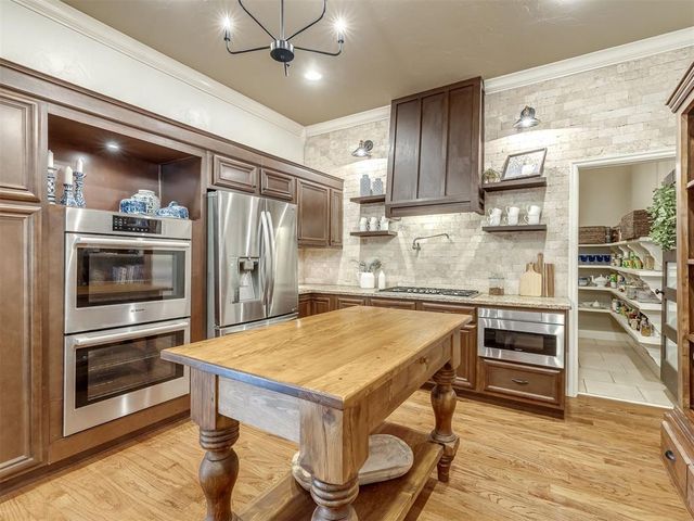 1228 Marlboro Lane, Nichols Hills, OK 73116