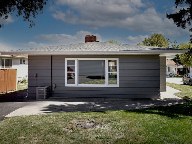 1911 N Hickory Street, Crest Hill, IL 60403