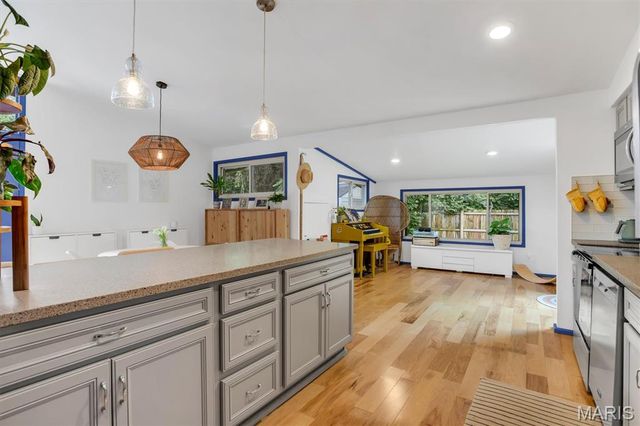 1523 Ridgewood Drive, Crestwood, MO 63126