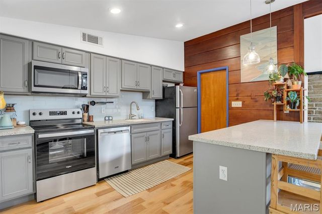 1523 Ridgewood Drive, Crestwood, MO 63126