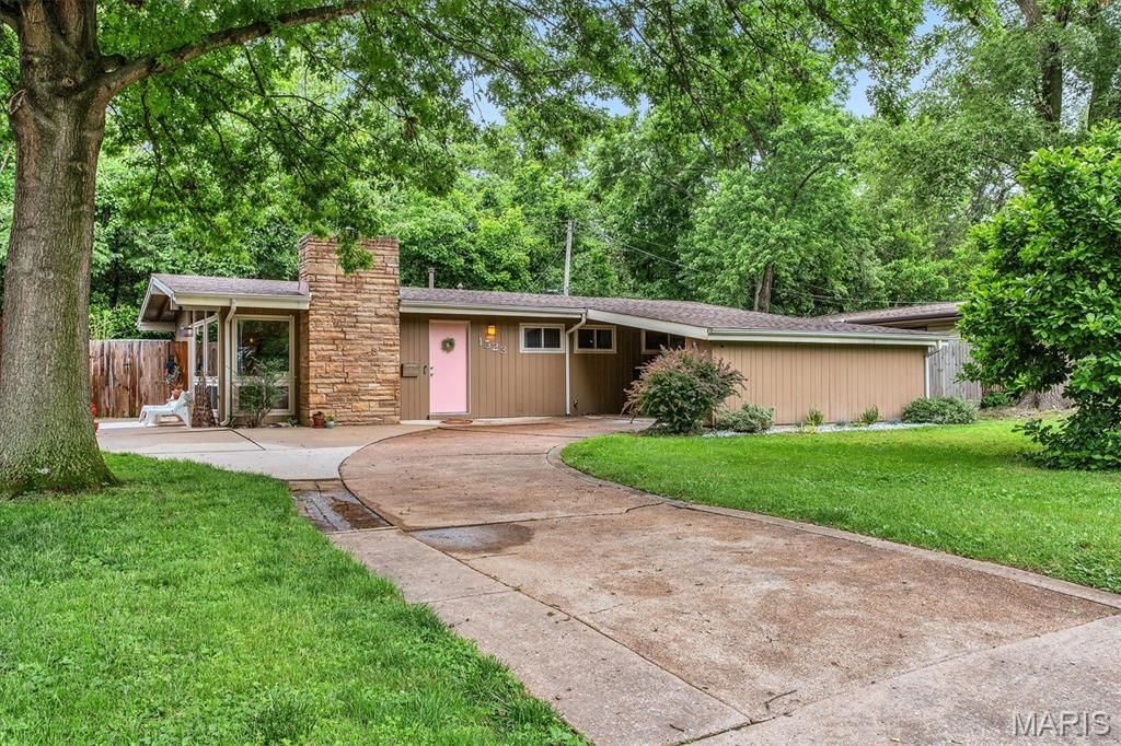 1523 Ridgewood Drive, Crestwood, MO 63126