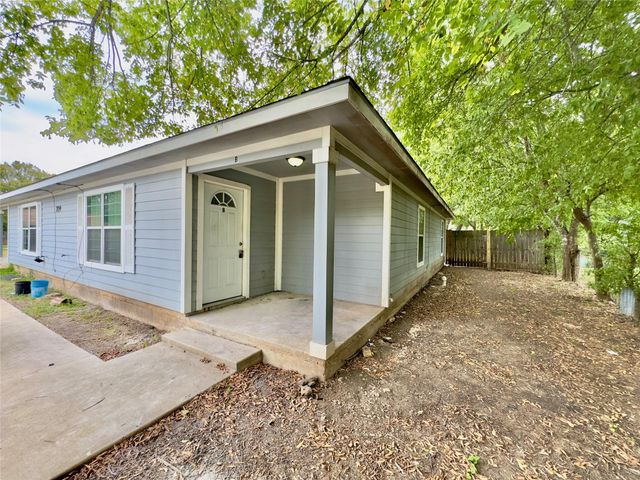 709 San Saba ST A, Lockhart, TX 78644