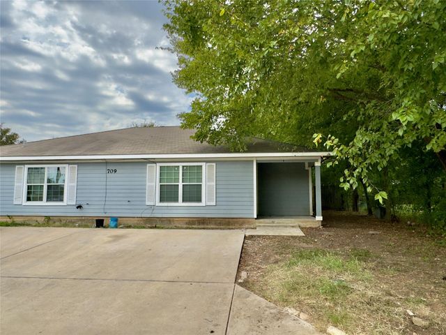 709 San Saba ST A, Lockhart, TX 78644