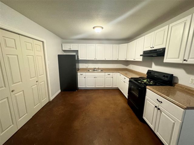 709 San Saba ST A, Lockhart, TX 78644