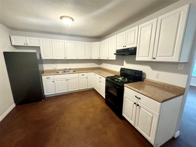 709 San Saba ST A, Lockhart, TX 78644
