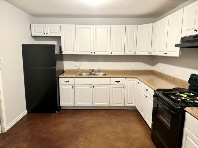 709 San Saba ST A, Lockhart, TX 78644