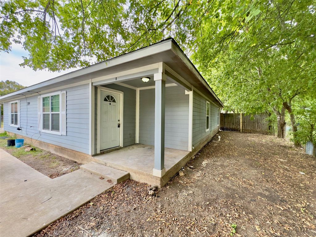 709 San Saba ST A, Lockhart, TX 78644
