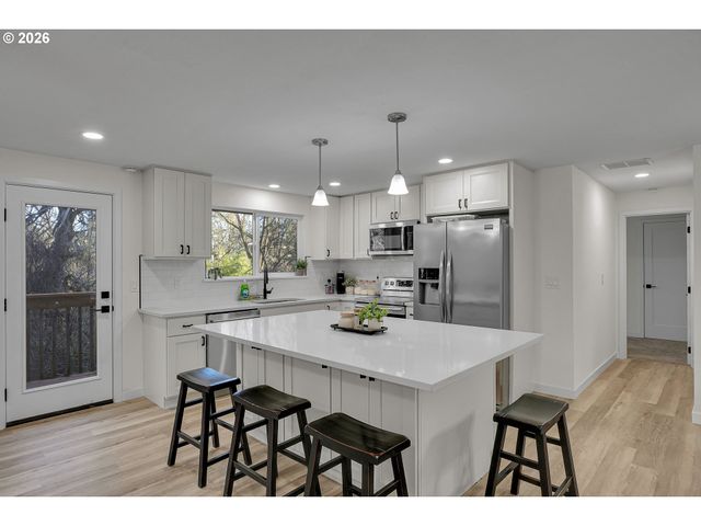 680 Sw WILLOW CREEK Dr, Beaverton, OR 97003