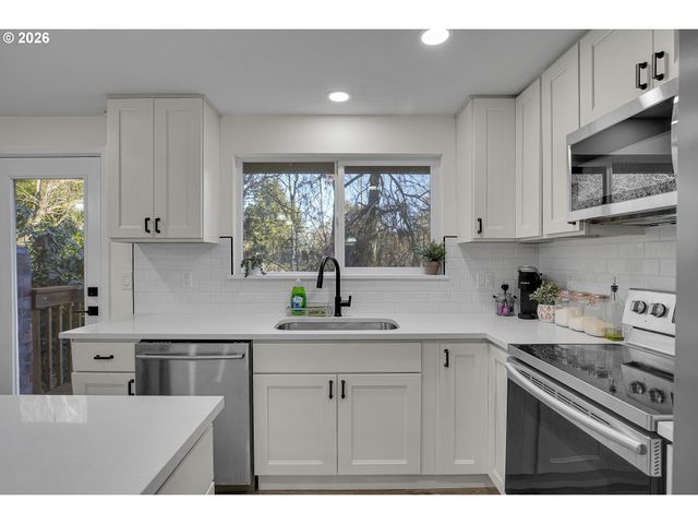 680 Sw WILLOW CREEK Dr, Beaverton, OR 97003