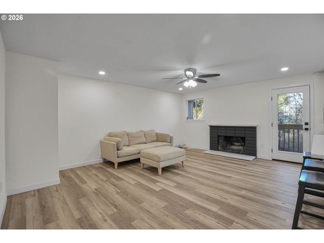 680 Sw WILLOW CREEK Dr, Beaverton, OR 97003