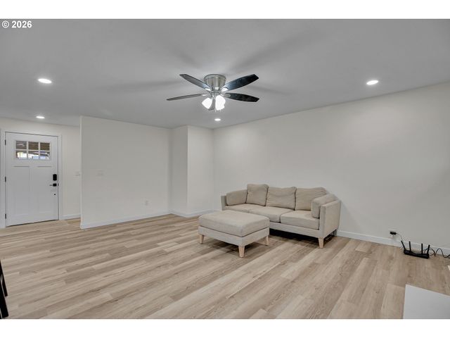 680 Sw WILLOW CREEK Dr, Beaverton, OR 97003