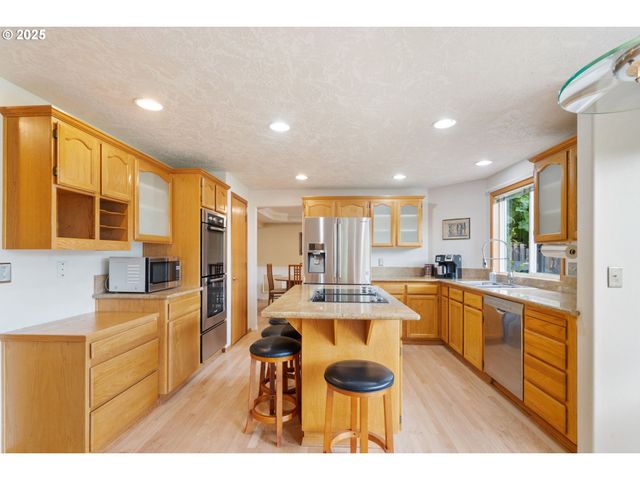 9358 Sw CLARIDGE Dr, Portland, OR 97223