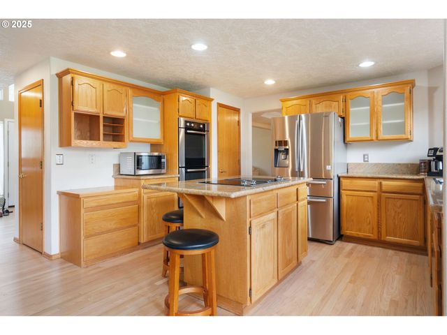 9358 Sw CLARIDGE Dr, Portland, OR 97223