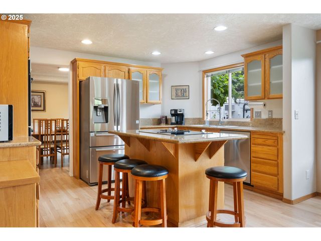 9358 Sw CLARIDGE Dr, Portland, OR 97223