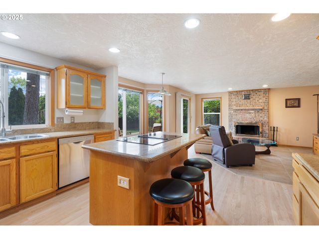 9358 Sw CLARIDGE Dr, Portland, OR 97223